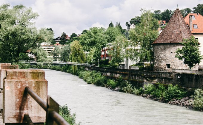 Eine Stadt an einem Fluss gelegen