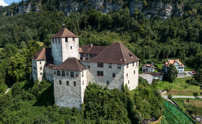 Eine Burg auf einem Hügel