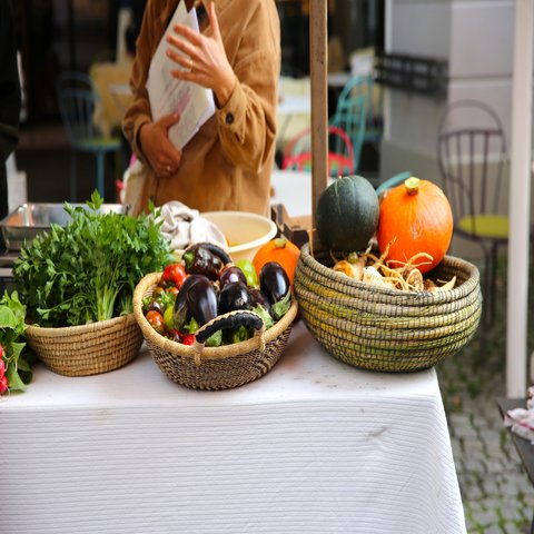 Einige Körbe an buntem Gemüse und Kräutern