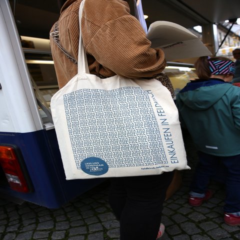 Ein Bild von einer Tasche mit der Aufschrift "Einkaufen in Feldkirch"