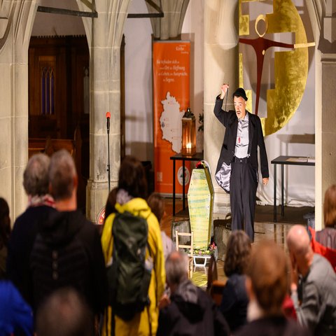 Ein Gaukler in einer Kirche