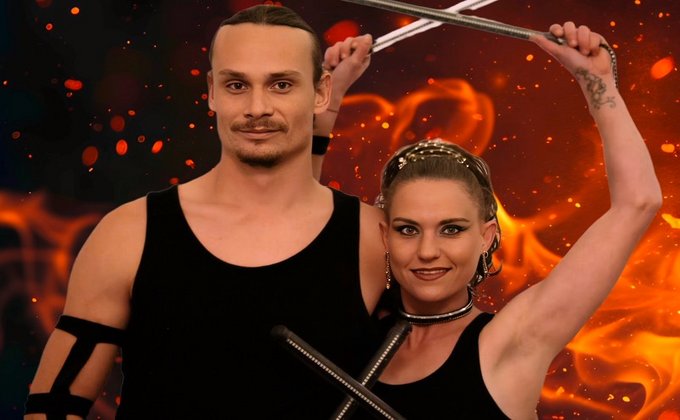 Ein Mann und eine Frau, im Hintergrund ist Feuer