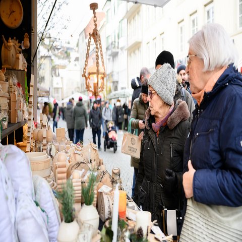 Zwei Frauen am Einkaufen auf dem Markt