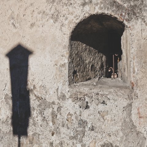 Ein Fenster in einer Mauer