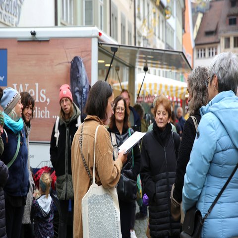 Eine Menschengruppe horcht einem Guide