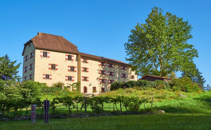 Ein schönes Schloss auf einem Hügel