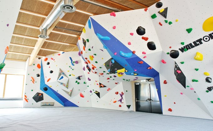 Eine Kletterwand in einer Kletterhalle