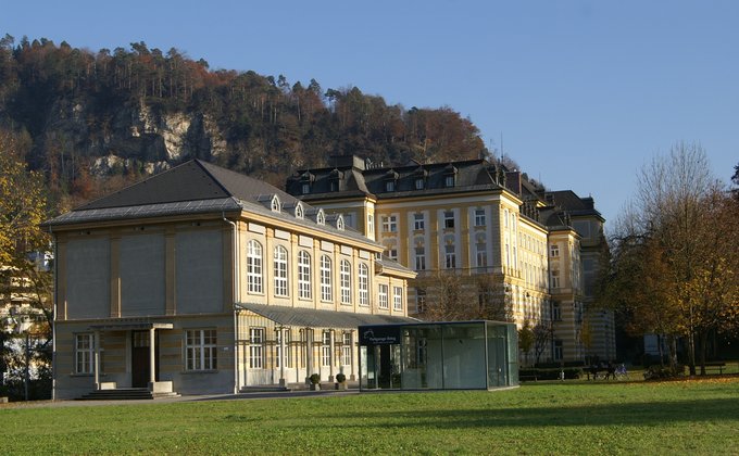 Ein Gebäude auf einer Wiese