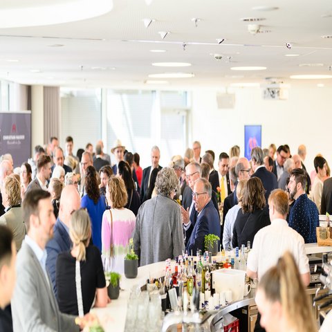 Eine Menge an Menschen auf einem Event