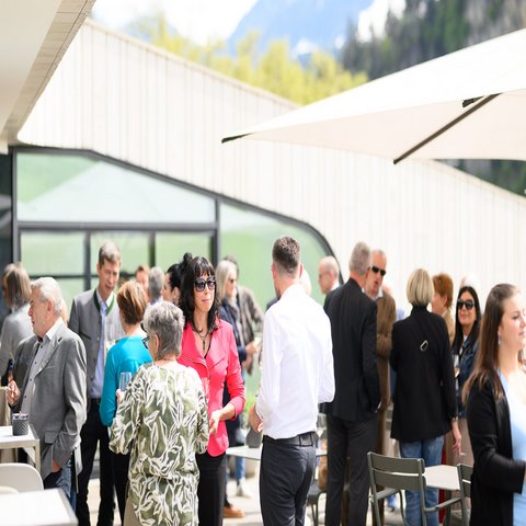 Menschen auf einer Terrasse
