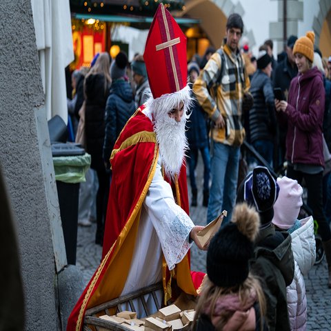 Der Nikolaus verteilt kleine Säckchen