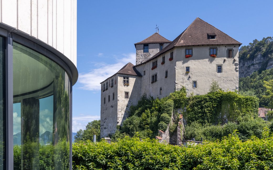 Eine Burg auf einem Hügel