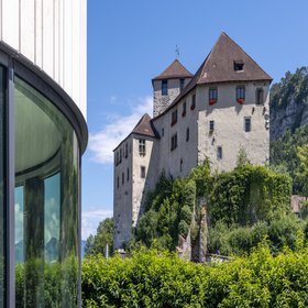 Eine Burg auf einem Hügel