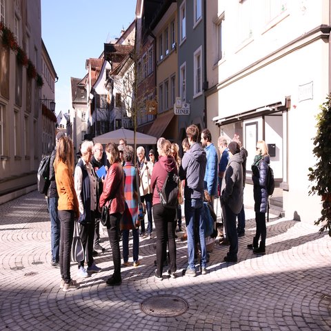 Eine Gruppe an Menschen in einer Stadt