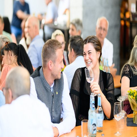 Eine Frau und ein Mann trinken zusammen Wein