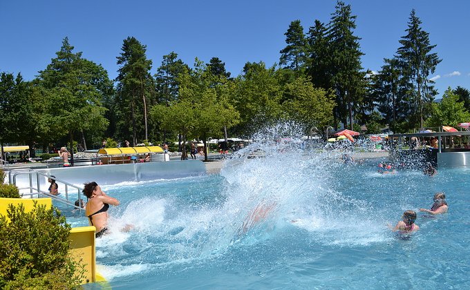 Mehrere Personen haben Spaß in einem Schwimmbad