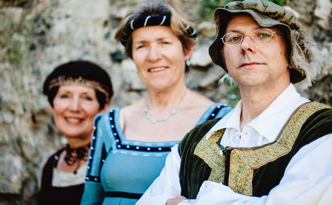 Ein Mann und zwei Frauen in Mittelalterlicher Kleidung