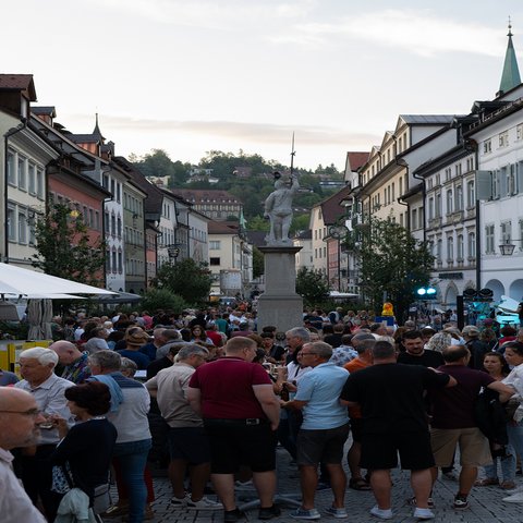 Eine Menge aus Menschen in einer Stadt