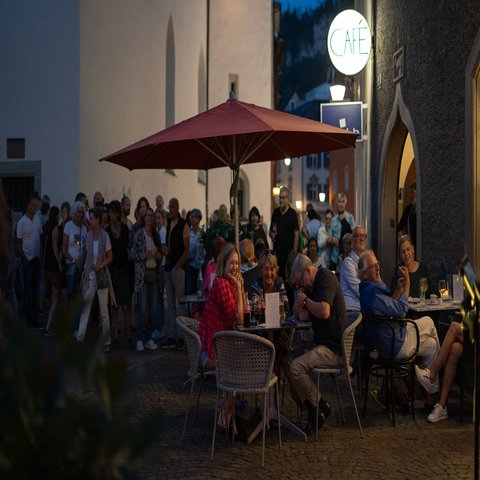 Mehrere Menschen vor einem Lokal