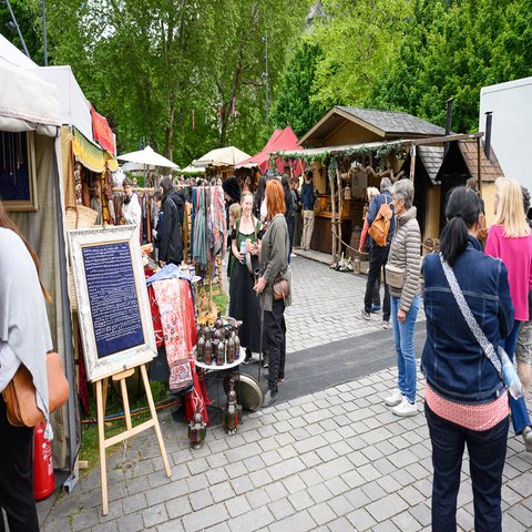 Ein Mittelaltermarkt mit Publikum