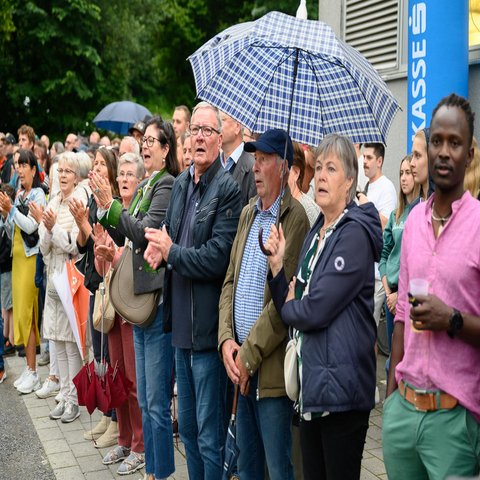 Eine Menge an Zuschauern