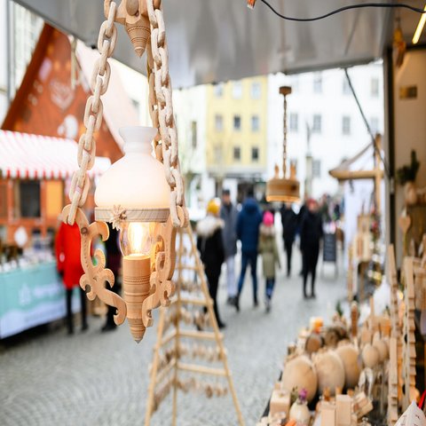 Eine Lampe aus Holz an einem Marktstand