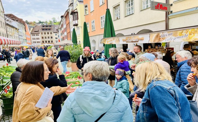 Eine Menschengruppe auf einem Markt in einer Stadt