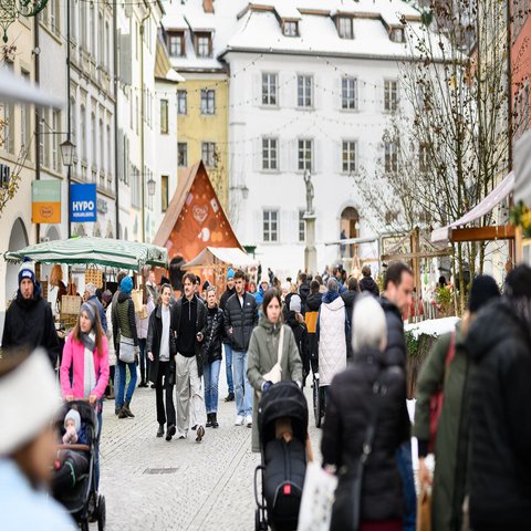 Eine Menge an Menschen in der Stadt