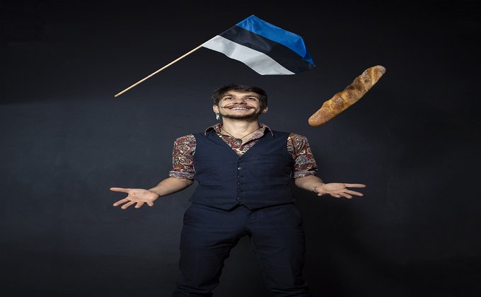 Ein Mann mit einer Flagge und einem Baguette