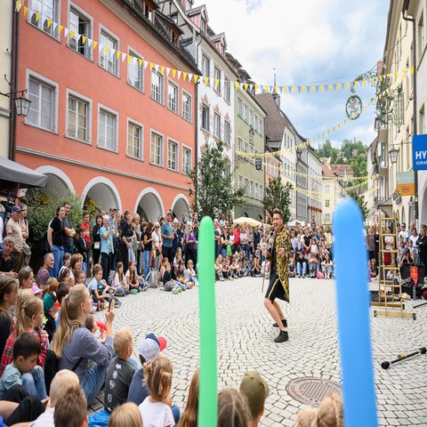 Ein Straßenkünstler vor Publikum