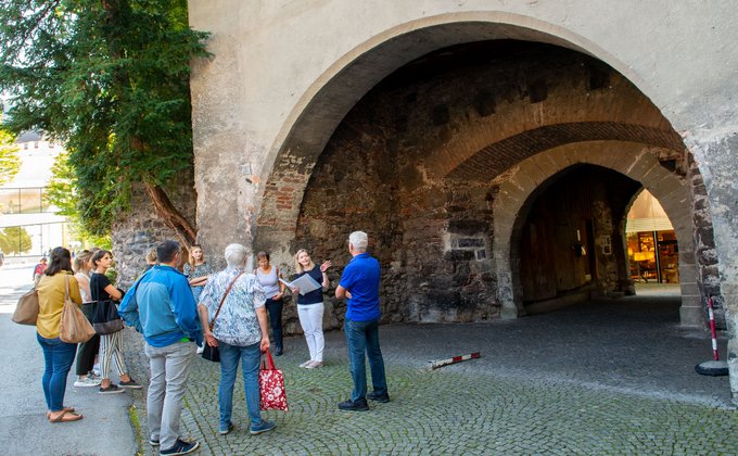 Eine Menschengruppe vor einem Tor