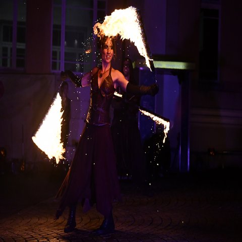 Eine Feuerkünstlerin