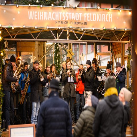 Musikanten auf einer Bühne der Weihnachtsstadt Feldkirch