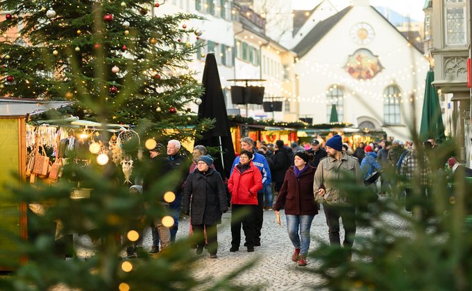 Ein Weihnachtsmarkt in einer Stadt
