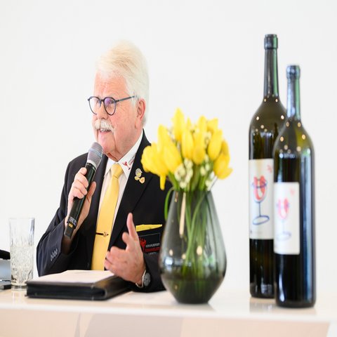 Ein Mann hält eine Rede