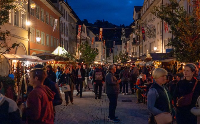 Eine Stadt am Abend mit vielen Menschen