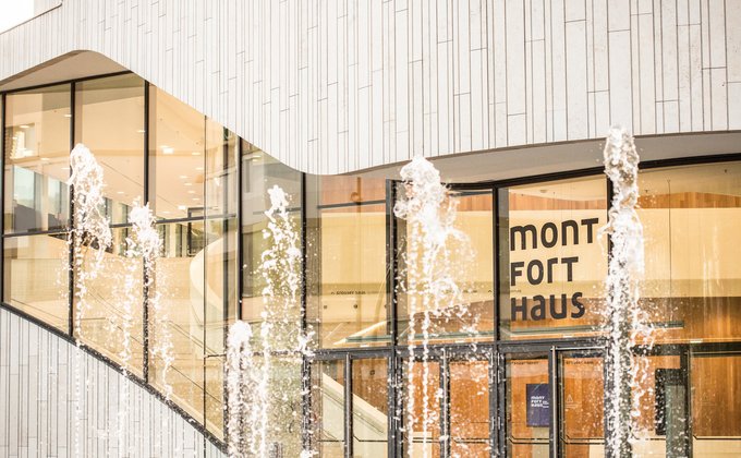 Fontänen vor dem Montforthaus