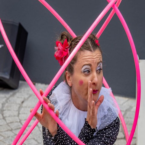 Gauklerin mit Hula Hoops