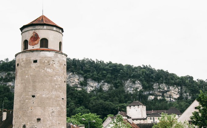 Eine Nahaufnahme von einem Turm, im Hintergrund ist ein Berg