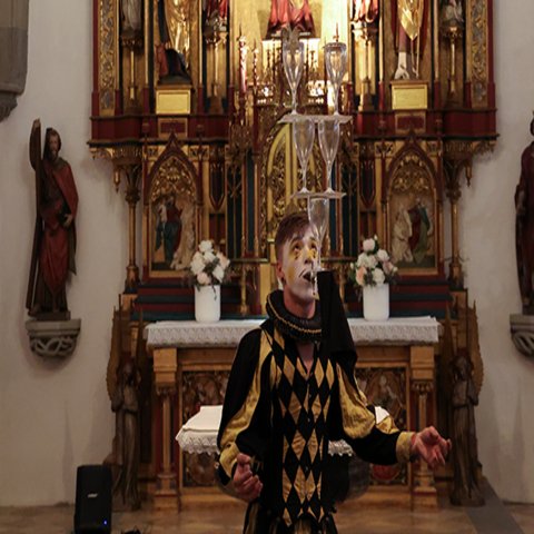 Ein Straßenkünstler in einer Kirche