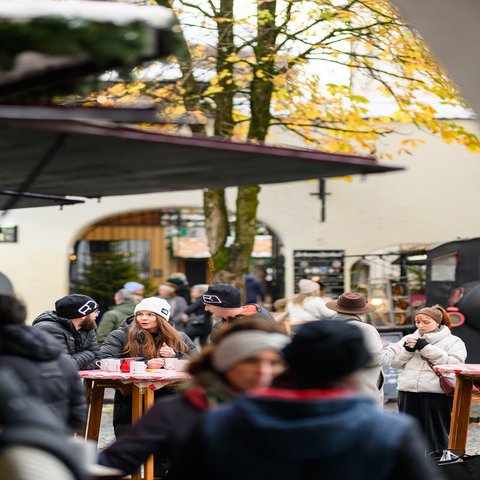 Menschen auf einem winterlichen Markt