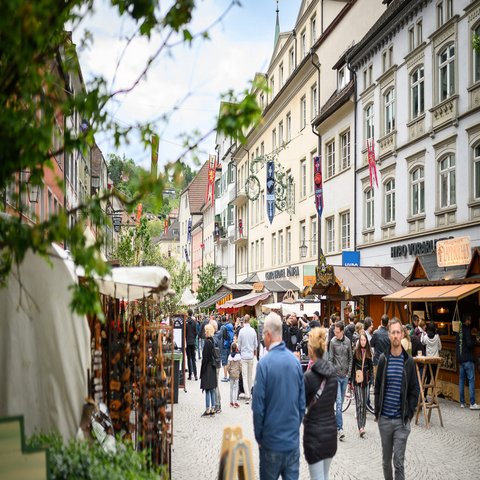 Ein Markt in einer Stadt