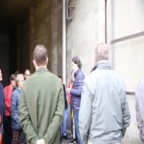 Ein Mann erklärt einer Gruppe von Menschen etwas