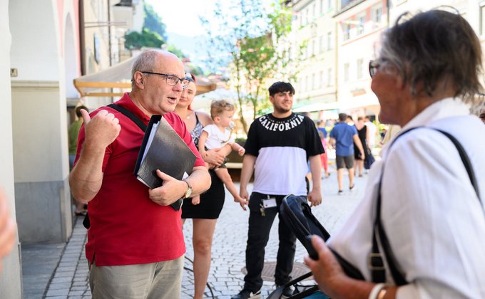 Ein Mann erklärt einer Frau etwas