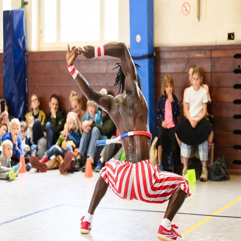 Ein Mann steckt in einem Tennisschläger