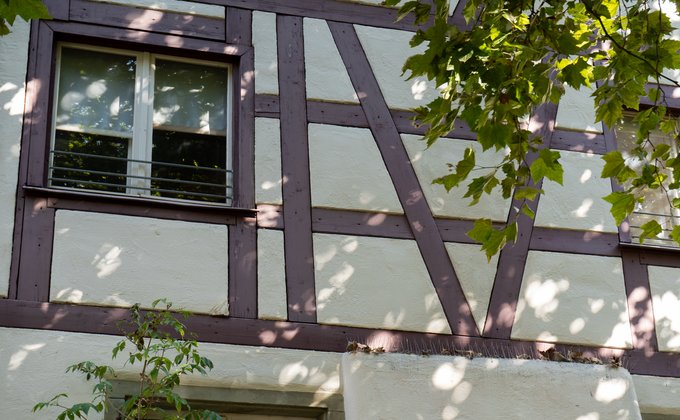 Eine alte Fassade mit eingebauten Holzbalken