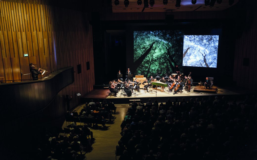 Ein großes Konzert in einem Saal