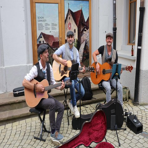 Eine Band mit Gitarren