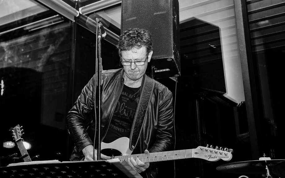 Ein Mann spielt Gitarre