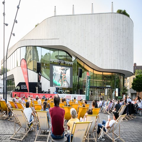 Ein Open Air Kino mit Publikum